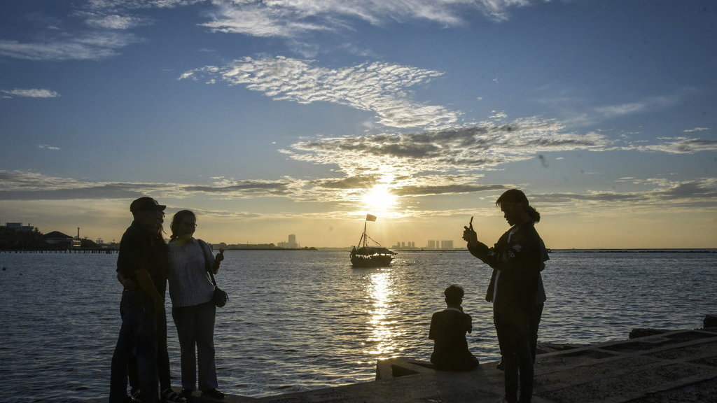 Liburan Hari Raya Waisak di Pantai Ancol Jakarta