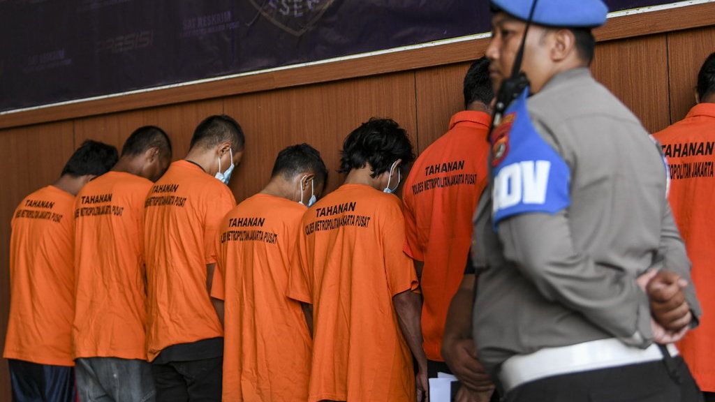 Sejumlah tersangka dihadirkan saat rilis kasus premanisme di Mapolres Jakarta Pusat, Jakarta, Senin (12/5/2025). ANTARA FOTO/Hafidz Mubarak A/bar Rilis kasus premanisme di Polres Jakarta Pusat