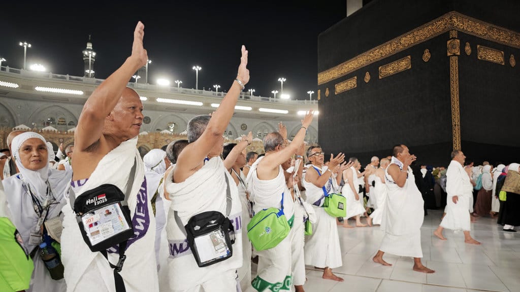 Jamaah calon haji Indonesia menunaikan umrah wajib