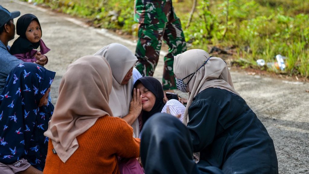 Keluarga korban ledakan pemusnahan amunisi menangis saat menunggu pemulangan jenazah di RSUD Pameungpeuk, Kabupaten Garut, Jawa Barat, Selasa (13/5/2025). Hingga Senin pukul 12.00 WIB, tim DVI Biddokkes Polda Jabar masih mengidentifikasi korban ledakan dan akan dipulangkan kepada keluarga setelah proses identifikasi selesai. ANTARA FOTO/Raisan Al Farisi/rwa. Keluarga korban ledakan pemusnahan amunisi di Garut