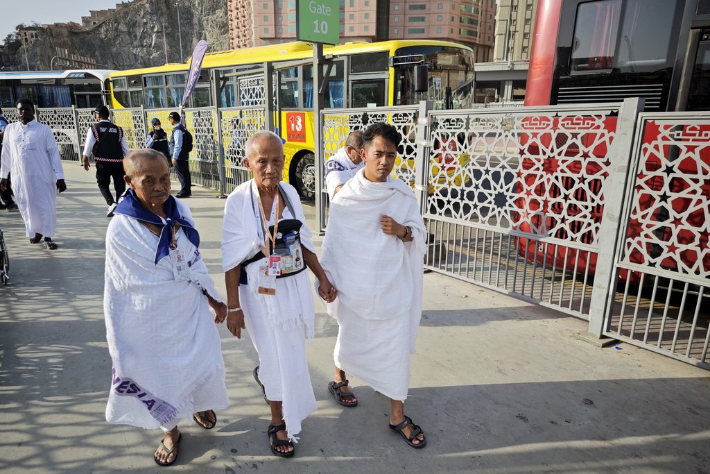 Jamaah calon haji Indonesia berjalan kaki seusai menggunakan layanan bus Shalawat untuk beribadah di Masjidil Haram di terminal Syib Amir, Makkah, Arab Saudi, Senin (12/5/2025). Panitia Penyelenggara Ibadah Haji (PPIH) Arab Saudi menyiapkan bus Shalawat yang melayani 27 rute di empat wilayah yakni Syisah, Raudhoh, Jarwal dan Misfalah bagi jamaah calon haji Indonesia dari hotel menuju Masjidil Haram dan sebaliknya, yang beroperasi selama 24 jam pada musim haji 2025. ANTARA FOTO/Andika Wahyu/rwa. Layanan bus Shalawat bagi jamaah calon haji Indonesia