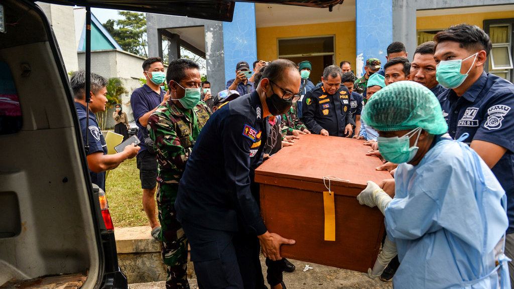 Petugas TNI, Polri bersama keluarga korban membawa peti jenazah korban ledakan pemusnahan amunisi untuk dimasukkan ke dalam mobil ambulans di RSUD Pameungpeuk, Kabupaten Garut, Jawa Barat, Selasa (13/5/2025). Polda Jabar dan Kodam III Siliwangi memulangkan jenazah warga sipil yang menjadi korban pada ledakan pemusnahan amunisi kepada keluarga setelah dilakukan identifikasi selama kurang lebih 24 jam. ANTARA FOTO/Raisan Al Farisi/rwa. Pemulangan jenazah korban ledakan pemusnahan amunisi