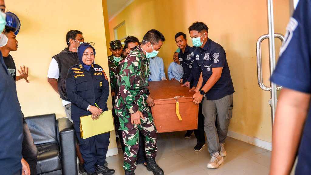 Petugas TNI, Polri bersama keluarga korban membawa peti jenazah korban ledakan pemusnahan amunisi untuk dimasukkan ke dalam mobil ambulans di RSUD Pameungpeuk, Kabupaten Garut, Jawa Barat, Selasa (13/5/2025). Polda Jabar dan Kodam III Siliwangi memulangkan jenazah warga sipil yang menjadi korban pada ledakan pemusnahan amunisi kepada keluarga setelah dilakukan identifikasi selama kurang lebih 24 jam. ANTARA FOTO/Raisan Al Farisi/rwa. Pemulangan jenazah korban ledakan pemusnahan amunisi