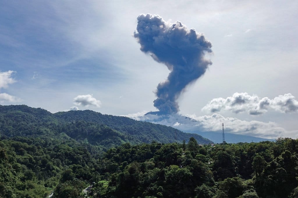 Hujan Abu Marapi Terpaas Warga Bukittinggi dan Agam Timur