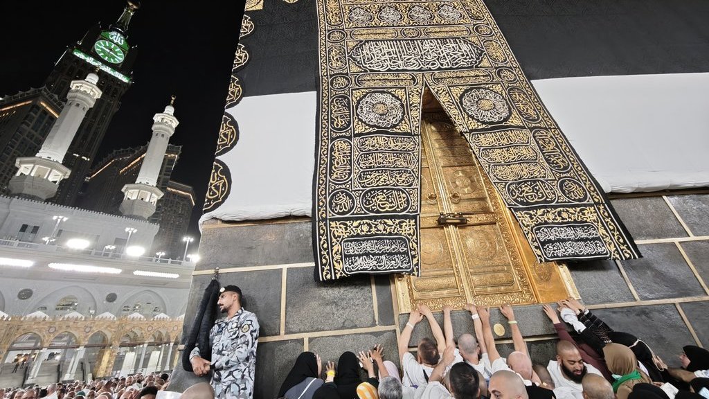 Kiswah Kakbah diangkat tanda musim haji dimulai