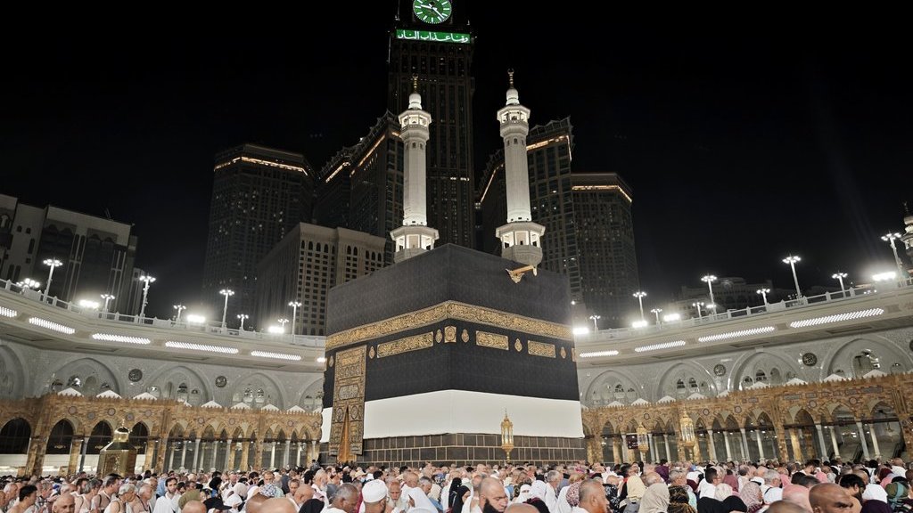 Jamaah calon haji dari berbagai negara melaksanakan Tawaf dengan latar belakang Kakbah yang telah diselimuti kain ihram di Masjidil Haram, Makkah, Arab Saudi, Rabu (14/5/2025) ANTARA FOTO/Andika Wahyu/Spt.
Kiswah Kakbah diangkat tanda musim haji dimulai