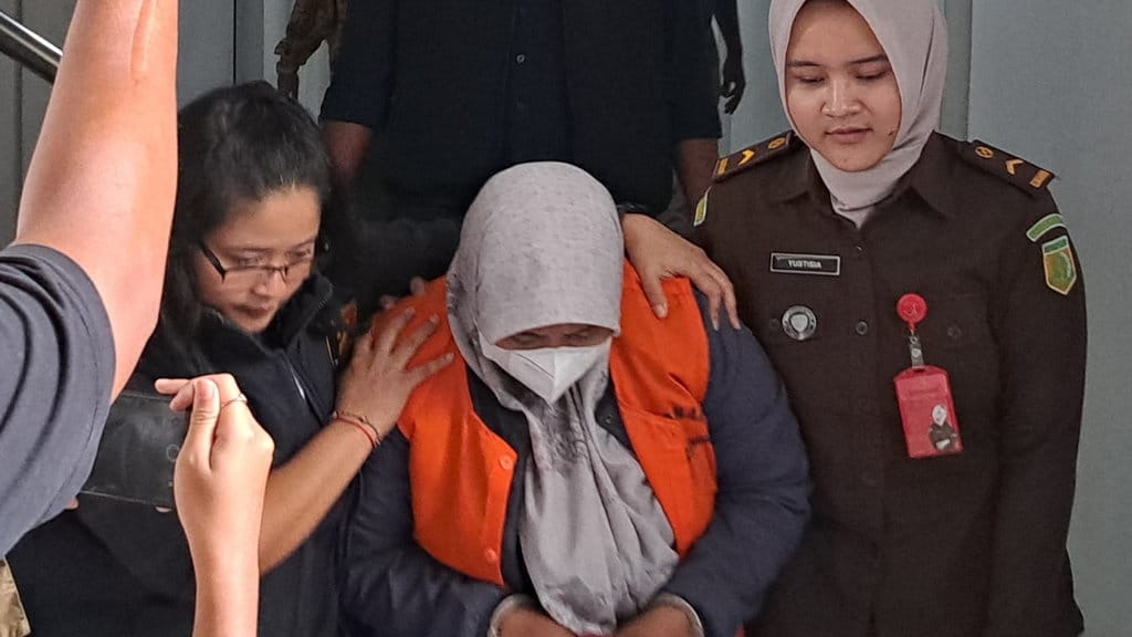 Sri Maryani, satu dari tiga tersangka perundungan PPDS Undip tertunduk saat digelandang dari kantor kejaksaan menuju Lapas Perempuan Semarang untuk ditahan, Kamis (15/5/2025). Tirto.id/Baihaqi Annizar Kasus Perundungan PPDS Undip