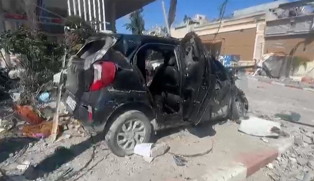 Kendaraan yang hancur yang ditumpangi Hind Rajab yang berusia enam tahun saat ia melarikan diri bersama bibi, paman, dan tiga sepupunya saat mereka diserang di Kota Gaza yang dilanda perang. Foto/AFP Mobil Hind Rajab