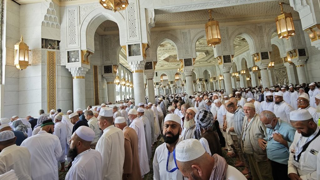 Jamaah calon haji dari berbagai negara bersiap menunaikan Shalat Jumat di Masjidil Haram, Makkah, Arab Saudi, Jumat (16/5/2025). ANTARA FOTO/Andika Wahyu/Spt.
Shalat Jumat di Masjidil Haram jelang puncak musim haji