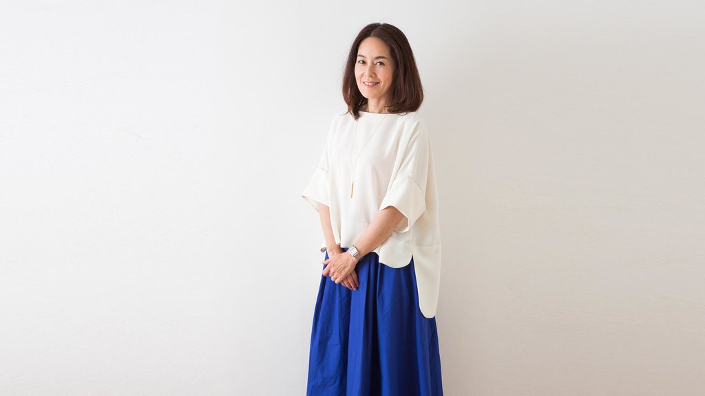 Blouse Neckline oversize dan Rok Biru