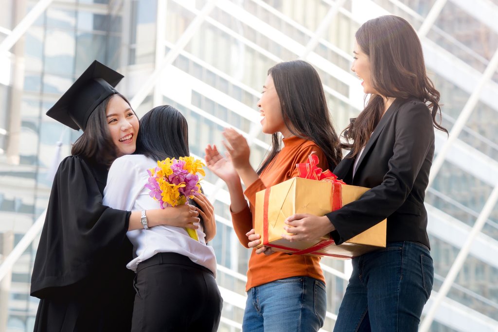 Datang ke wisuda teman: 