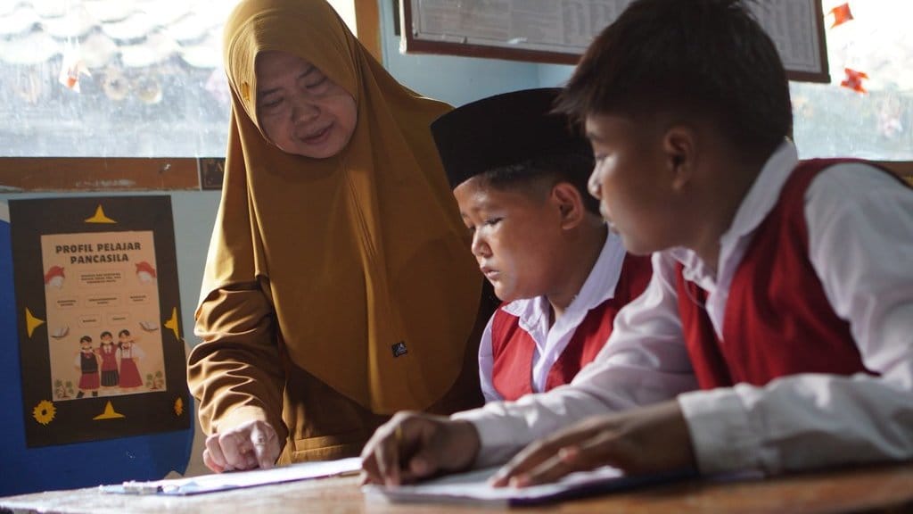 Seorang guru honorer memberi arahan kepada siswa saat kegiatan belajar mengajar di SD Negeri Kudus 2, Lumajang, Jawa Timur, Senin (19/5/2025). ANTARA FOTO/Irfan Sumanjaya/rwa. Kemendikdasmen siap salurkan bantuan guru honorer