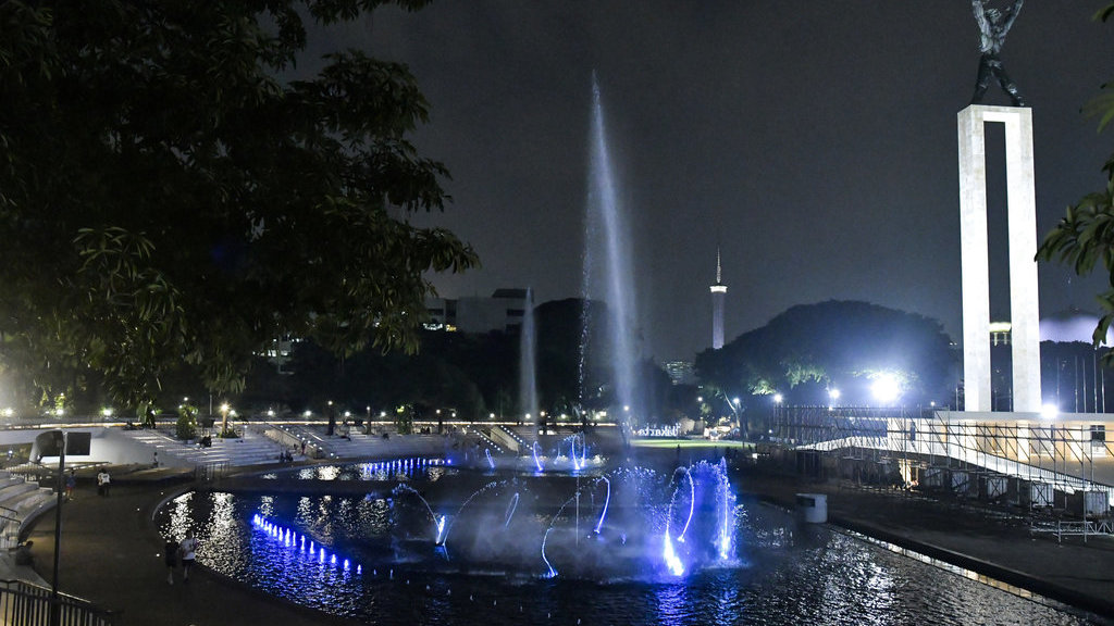 Warga menyaksikan pertunjukan air mancur di Taman Lapangan Banteng, Jakarta, Senin (19/5/2025). ANTARA FOTO/Sulthony Hasanuddin/agr Penambahan sarana dan prasana taman kota 24 jam Jakarta