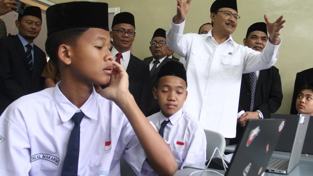 Menteri Sosial Saifullah Yusuf (kanan) melihat proses Simulasi Pembelajaran Sekolah Rakyat di Internasional Islamic Boarding School (IBBS) Al Hikmah, Batu, Jawa Timur, Senin (19/5/2025). ANTARA FOTO/Ari Bowo Sucipto/rwa. Simulasi pembelajaran Sekolah Rakyat
