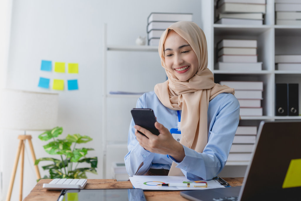 Baju Kemeja Baby Blue dan Jilbab Pasmina. FOTO/iStockphoto Baju Kemeja Baby Blue dan Jilbab Pasmina