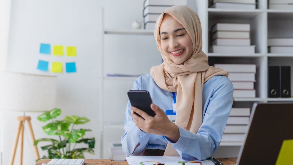 Baju Kemeja Baby Blue dan Jilbab Pasmina. FOTO/iStockphoto Baju Kemeja Baby Blue dan Jilbab Pasmina