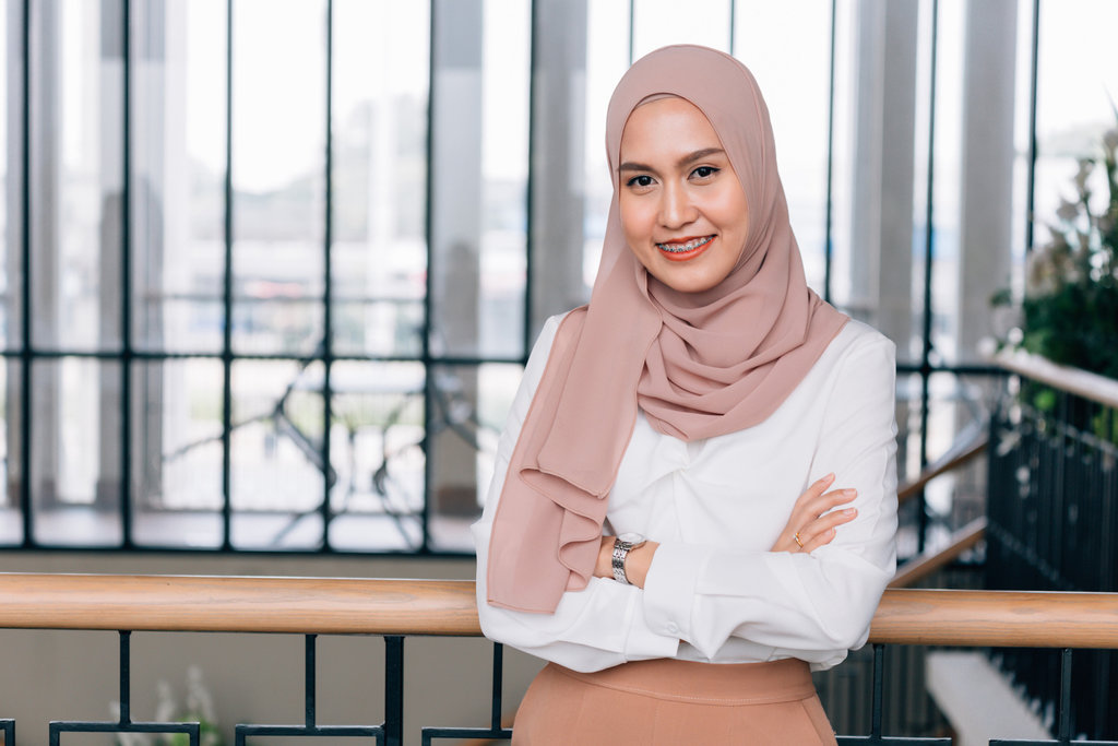 Baju Kemeja Putih dan Jilbab Ceruti. FOTO/iStockphoto Baju Kemeja Putih dan Jilbab Ceruti