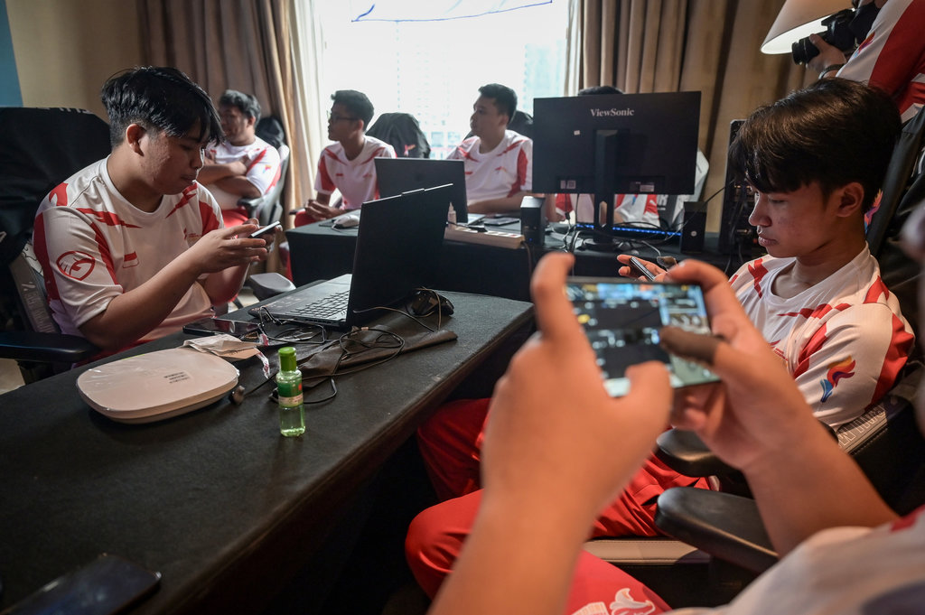 Sejumlah atlet Timnas esports Indonesia berlatih di Pelatnas Esports, Jakarta, Selasa (20/5/2025). ANTARA FOTO/Fauzan/foc. Pelatnas Timnas esports Indonesia