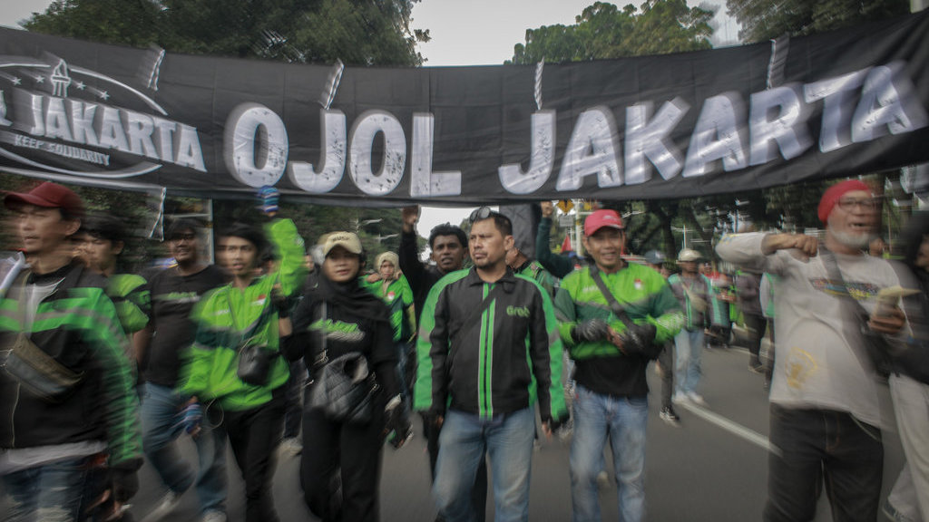 Sejumlah pengemudi ojek daring berunjuk rasa di kawasan Patung Kuda, Jakarta, Selasa (20/5/2025). ANTARA FOTO/Jasmine Nadhya Thanaya/rwa. Unjuk rasa ojek daring di Jakarta