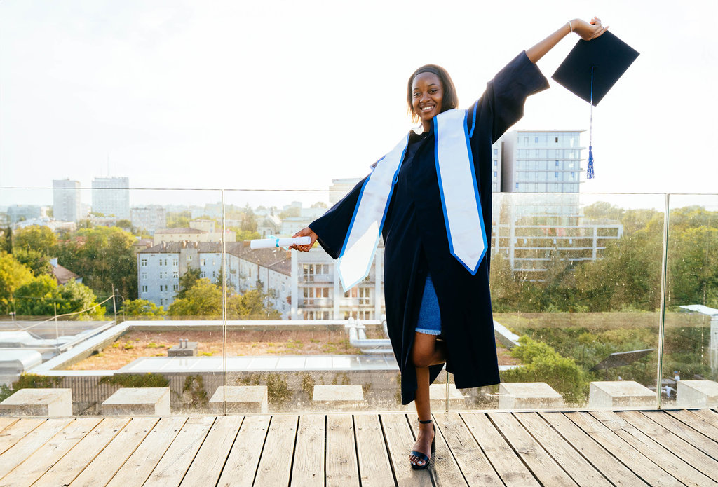 Wisuda di Balkon Kampus. foto/istockphoto Wisuda di Balkon Kampus