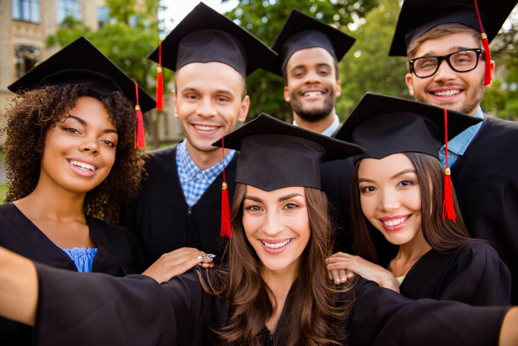 Foto Wisuda Selfie Bersama Teman Menggunakan Toga. foto/istockphoto Ilustrasi Foto Wisuda