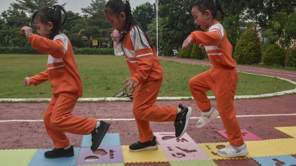 Murid sekolah (PAUD)belajar permainan tradisional