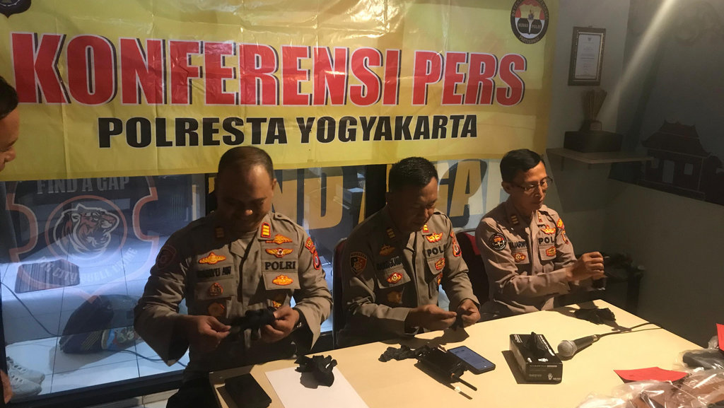 Konferensi Pers oleh Polsek Kotagede dipimpin Kapolsek AKP Basungkawa terkait pengungkapan pelaku perusak makam di wilayah Kotagede dan Bantul, (20/5/2025). (FOTO/Dokumentasi Pribadi) News Plus Perusakan Makam Di Jogja