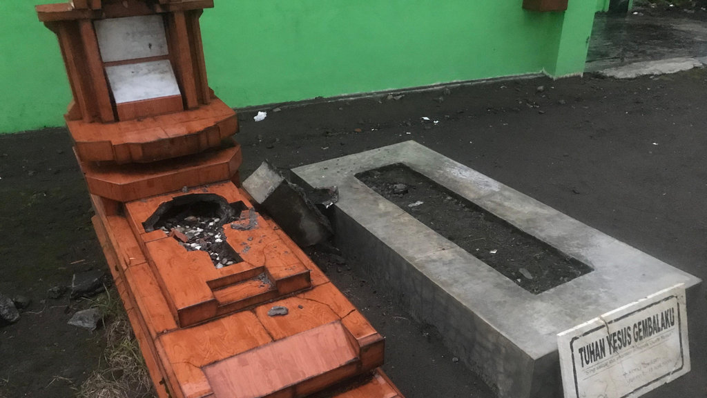 Makam yang rusak di TPU Ngentak, Baturetno, Banguntapan Bantul, Total ada sepuluh makam yang rusak, (18/5/2025). (FOTO/Dokumentasi Pribadi) News Plus Perusakan Makam Di Jogja
