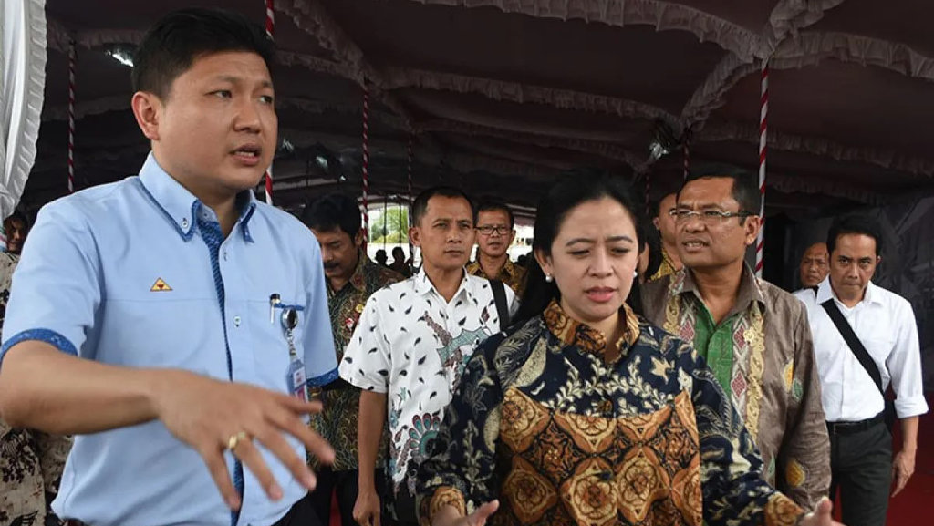 Arsip foto - Puan Maharani (kanan depan) mendapat penjelasan dari Presiden Direktur PT Sritex Tbk Iwan Setiawan Lukminto (kiri depan) setelah meletakan batu pertama untuk perluasan Pabrik Sritex di Sukoharjo, Jawa Tengah. ANTARA FOTO/Hafidz Mubarak A./ss/mes/pri. Iwan Setiawan Lukminto