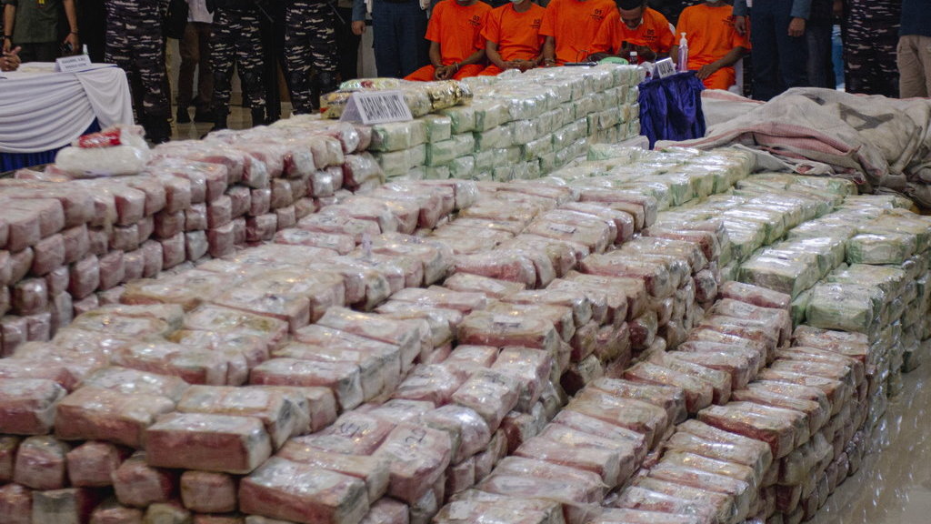 Lima orang tersangka beserta barang bukti kejahatan kasus penyelundupan sabu-sabu dan kokain dihadirkan saat acara pemusnahan barang bukti di Lantamal IV Batam, Kepulauan Riau, Selasa (20/5/2025). ANTARA FOTO/Teguh Prihatna/nym. Pemusnahan 2,061 ton sabu-sabu dan kokain di Batam