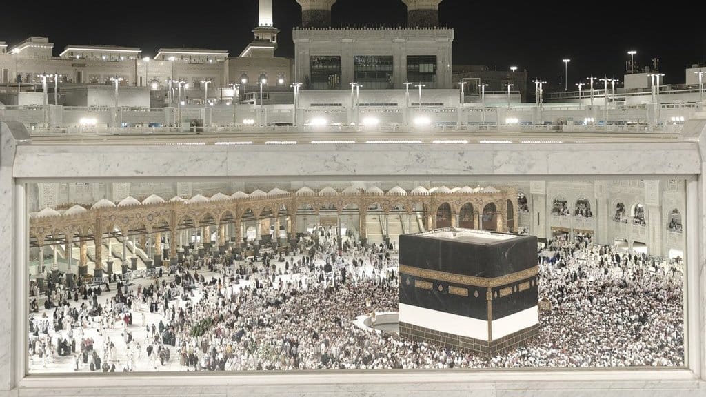 Jamaah calon haji dari berbagai negara melakukan Tawaf di Masjidil Haram, Makkah, Arab Saudi, Rabu (21/5/2025). Pada tahun 2025 diperkirakan lebih dari 1,83 juta muslim dari berbagai penjuru dunia menunaikan ibadah haji, termasuk dari Indonesia yang tahun ini memiliki kuota sebanyak 221.000 jamaah, terdiri dari 203.320 kuota haji reguler, dan 17.680 kuota jamaah haji khusus. ANTARA FOTO/Andika Wahyu/Spt.
Suasana Masjidil Haram jelang puncak musim haji 1446 H