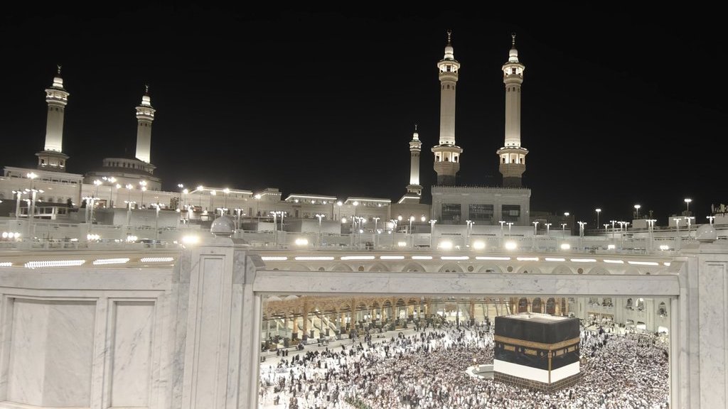 Jamaah calon haji dari berbagai negara melakukan Tawaf di Masjidil Haram, Makkah, Arab Saudi, Rabu (21/5/2025). Pada tahun 2025 diperkirakan lebih dari 1,83 juta muslim dari berbagai penjuru dunia menunaikan ibadah haji, termasuk dari Indonesia yang tahun ini memiliki kuota sebanyak 221.000 jamaah, terdiri dari 203.320 kuota haji reguler, dan 17.680 kuota jamaah haji khusus. ANTARA FOTO/Andika Wahyu/Spt.
Suasana Masjidil Haram jelang puncak musim haji 1446 H