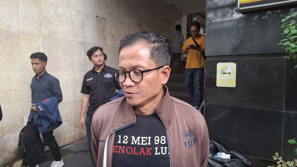 Direktur Eksekutif Amnesty International, Usman Hamid, memberikan keterangan pers kepada para wartawan di Polda Metro Jaya, Kamis (22/5/2025). tirto.id/Naufal Majid Usman Hamid