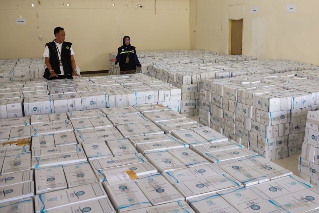 Air zamzam untuk jamaah haji tiba di Makassar