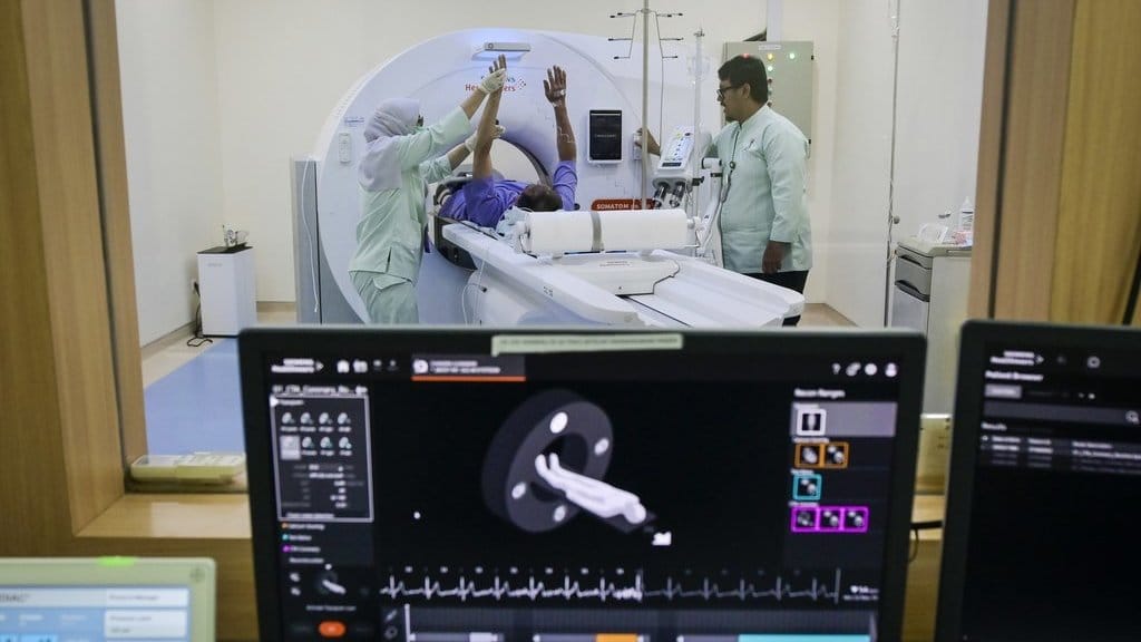 Petugas kesehatan melakukan pemeriksaan Magnetic Resonance Imaging (MRI) di RSUD Tarakan, Jakarta, Jumat (23/5/2025). ANTARA FOTO/Sulthony Hasanuddin/rwa. Rencana RSUD di Jakarta ditingkatkan menjadi RS internasional