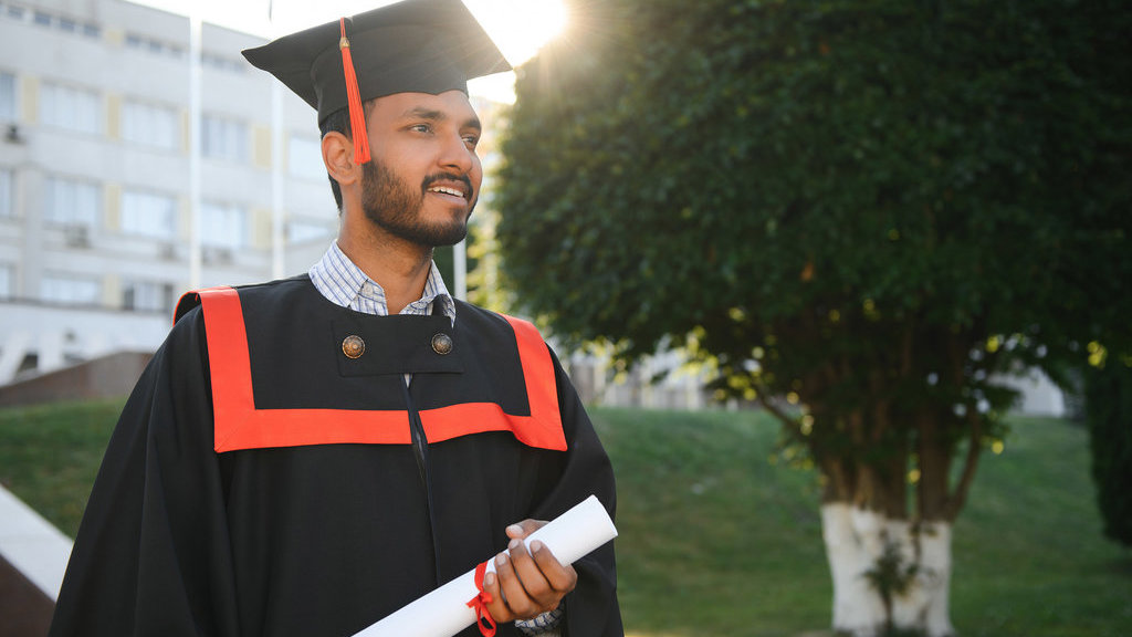 Ilustrasi kuliah. foto/sitockphoto Foto Wisuda di Taman Kampus