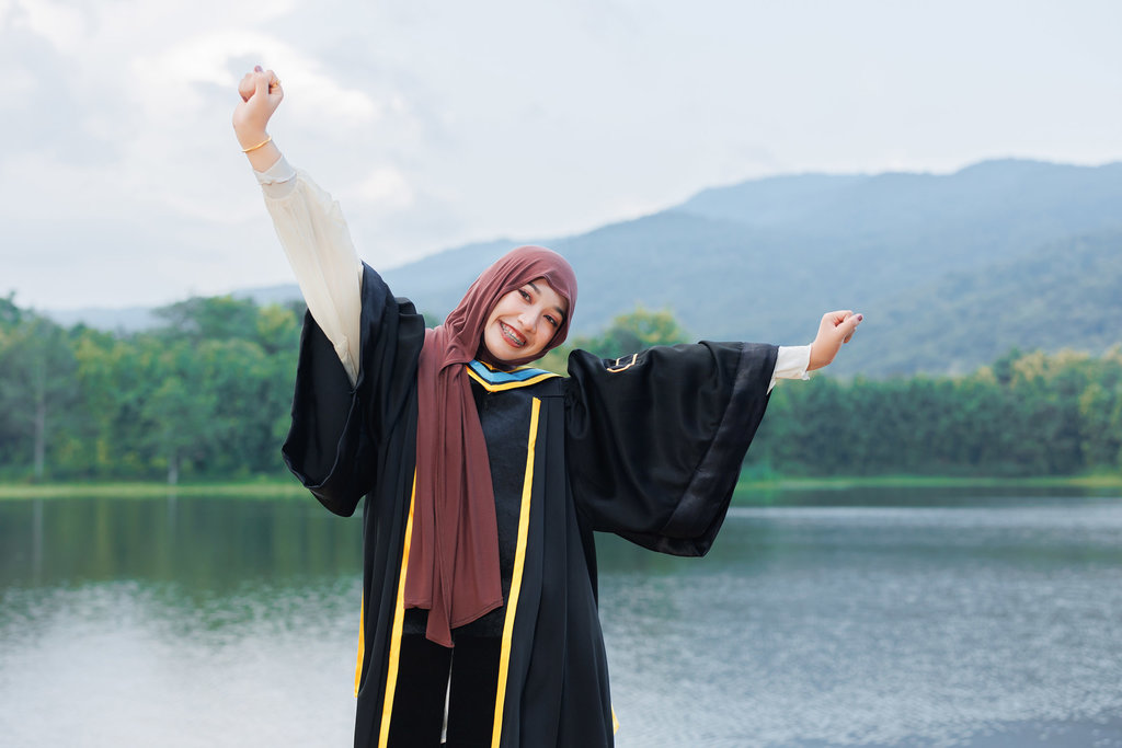 Foto Wisuda di Danau. foto/istockphoto Foto Wisuda di Danau