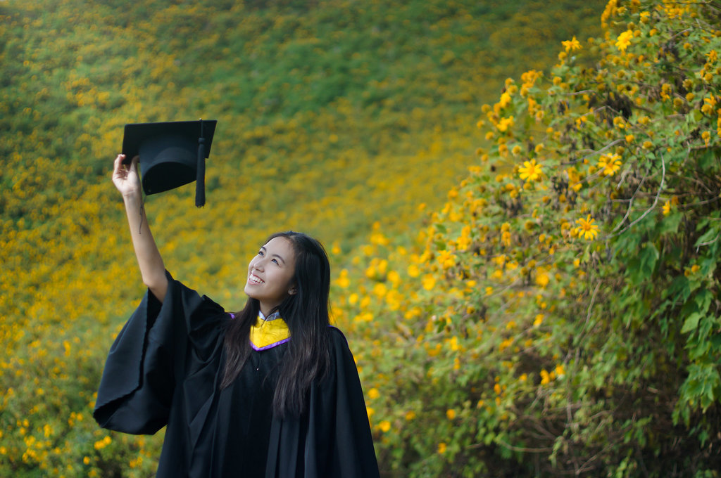 Foto Wisuda di Taman Bunga Matahari. foto/istockphoto Foto Wisuda di Taman Bunga Matahari