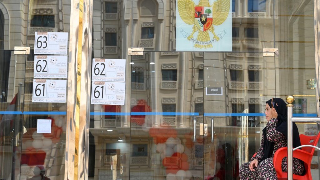 Seorang calon haji Indonesia duduk di depan hotel Tayeb, Makkah, Arab Saudi, Jumat (23/5/2025). ANTARA FOTO/Andika Wahyu/tom. Jumlah jamaah calon haji Indonesia tiba di Makkah