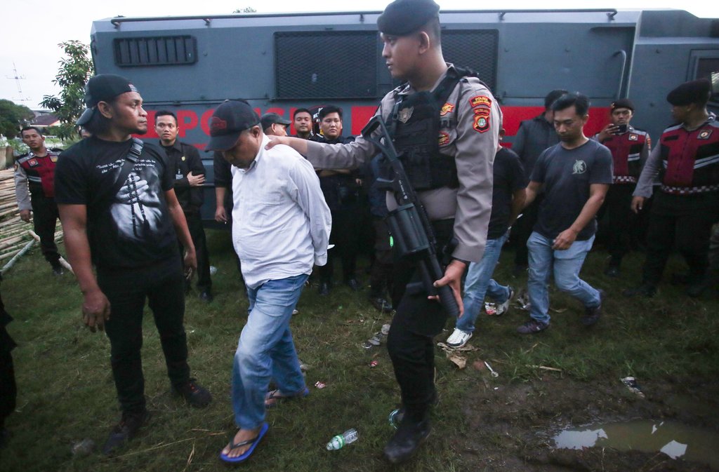 Polisi dari Polda Metro Jaya mengamankan belasan preman dari sebuah ormas yang diduga menguasai lahan milik Badan Meteorologi Klimatologi dan Geofisika (BMKG) di Pondok Aren, Tangerang Selatan, Banten, Sabtu (24/5/2025). Dalam Operasi Berantas Jaya 2025 di lahan milik BMKG, polisi mengamankan 11 orang preman dan 6 orang yang mengaku ahli waris lahan. ANTARA FOTO/Muhammad Iqbal/foc. Polisi amankan preman diduga menguasai lahan milik BMKG