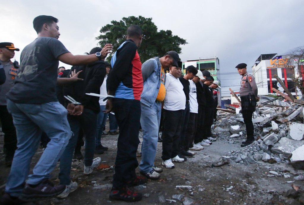 Polisi dari Polda Metro Jaya mengamankan belasan preman dari sebuah ormas yang diduga menguasai lahan milik Badan Meteorologi Klimatologi dan Geofisika (BMKG) di Pondok Aren, Tangerang Selatan, Banten, Sabtu (24/5/2025). Dalam Operasi Berantas Jaya 2025 di lahan milik BMKG, polisi mengamankan 11 orang preman dan 6 orang yang mengaku ahli waris lahan. ANTARA FOTO/Muhammad Iqbal/foc. Polisi amankan preman diduga menguasai lahan milik BMKG