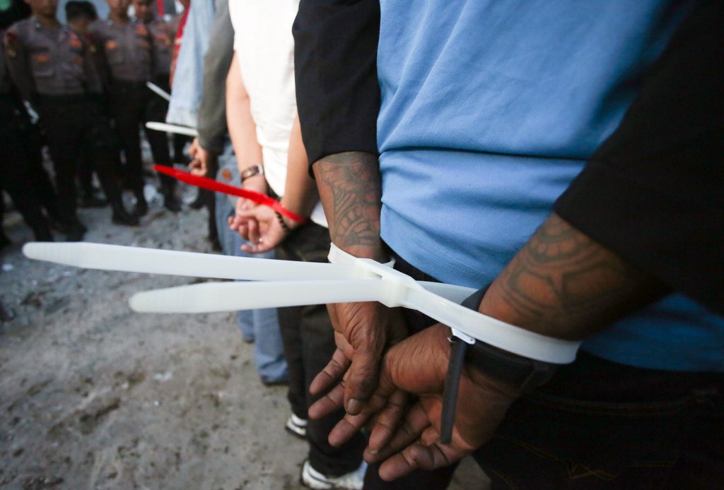 Polisi dari Polda Metro Jaya mengamankan belasan preman dari sebuah ormas yang diduga menguasai lahan milik Badan Meteorologi Klimatologi dan Geofisika (BMKG) di Pondok Aren, Tangerang Selatan, Banten, Sabtu (24/5/2025). Dalam Operasi Berantas Jaya 2025 di lahan milik BMKG, polisi mengamankan 11 orang preman dan 6 orang yang mengaku ahli waris lahan. ANTARA FOTO/Muhammad Iqbal/foc. Polisi amankan preman diduga menguasai lahan milik BMKG