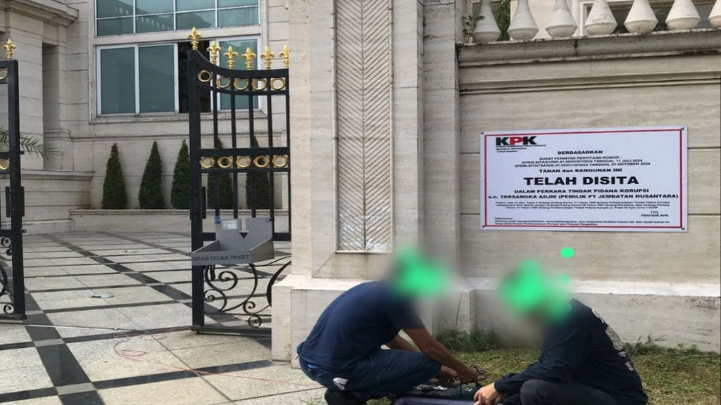 KPK memasang plang sita pada sebuah rumah di Surabaya, terkait dengan kasus dugaan Korupsi pada proses Kerjasama Usaha (KSU) dan Akuisisi PT Jembatan Nusantara oleh PT ASDP Indonesia Ferry (Persero) Tahun 2019-2022. tirto.id/Auliya Umayna KPK Sita Tanah kasus Korupsi ASDP