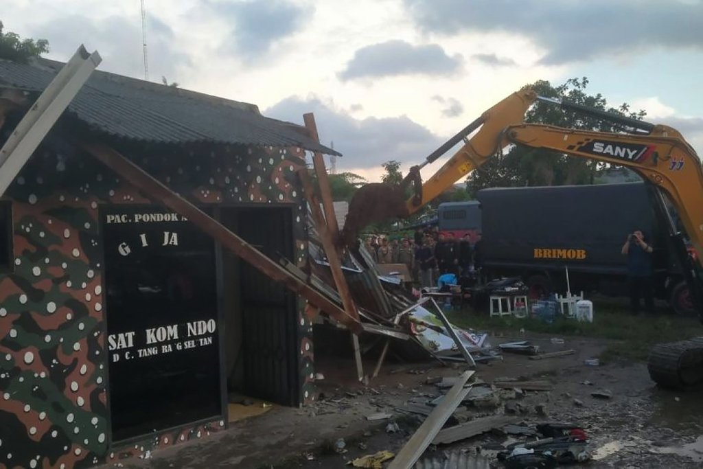 Jajaran Kepolisian Daerah (Polda) Metro Jaya melakukan pembongkaran terhadap bangunan diduga milik organisasi masyarakat (ormas) GRIB Jaya di lahan milik BMKG di Pondok Betung, Pondok Aren, Tangerang Selatan (Tangsel) pada Sabtu (24/5). (Antaranews/Azmi) Polisi bongkar bangunan ormas di lahan milik BMKG