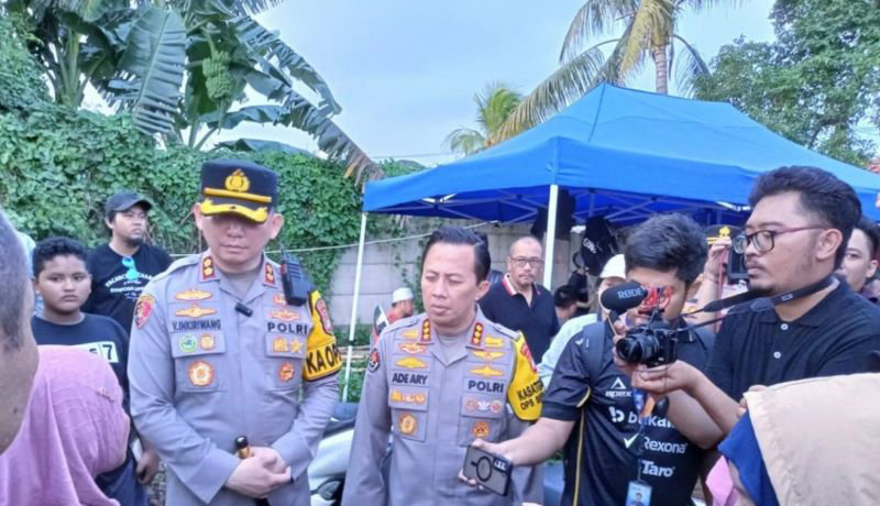 Kabid Humas Polda Metro Jaya, Kombes Pol Ade Ary Syam Indradi didampingi oleh Kapolres Tangerang Selatan, AKBP Victor Daniel Henry Inkiriwang (kiri) saat pembongkaran terhadap bangunan diduga milik organisasi masyarakat (ormas) GRIB Jaya di lahan milik BMKG di Pondok Betung, Pondok Aren, Tangerang Selatan (Tangsel) pada Sabtu (24/5/2025). ANTARA/HO-Humas Polda Metro Jaya Kasus penguasaan lahan BMKG di Tangsel