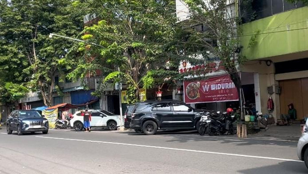 Salah satu kuliner legendaris Warung Ayam Goreng Widuran. Tirto.id/Febri Nugroho Warung Ayam Goreng Widuran