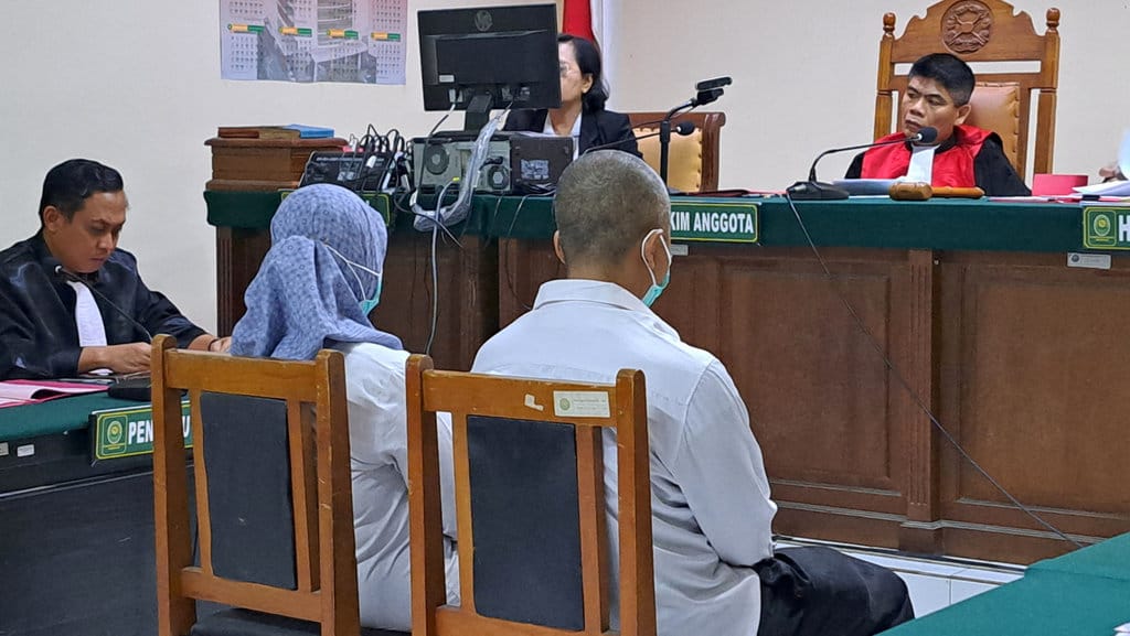 Terdakwa Taufik Eko Nugroho dan Sri Maryani (berbaju putih) mengikuti sidang dakwaan kasus perundungan dan pemerasan mahasiswa PPDS Undip. Sidang berlangsung di PN Semarang, Senin (26/5/2025). Tirto.id/Baihaqi Annizar Sidang Kasus Pemerasan PPDS Undip