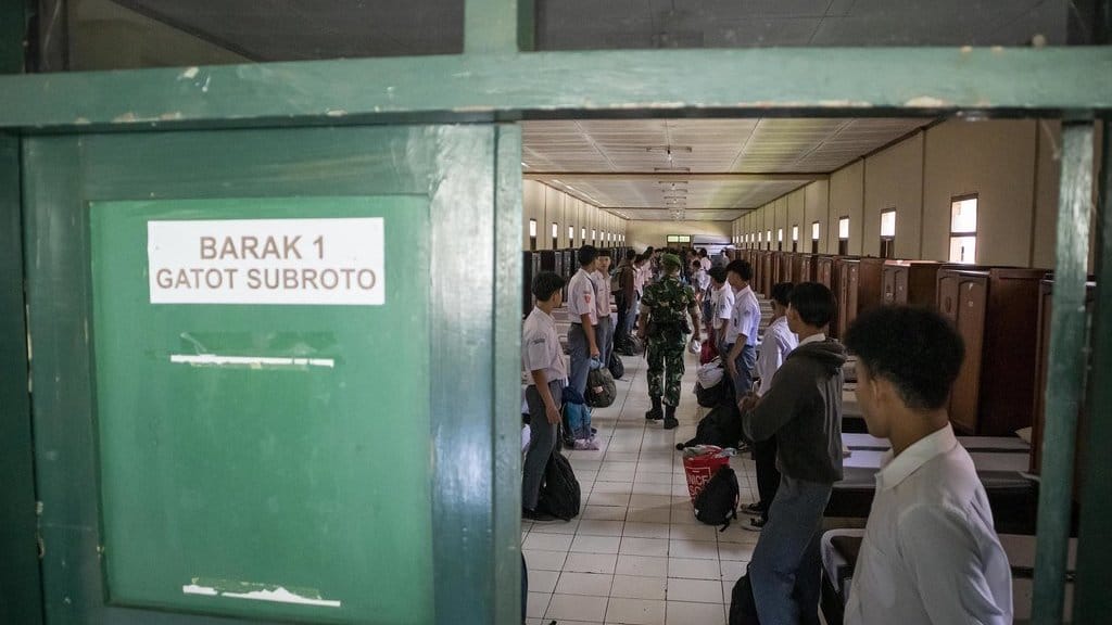 Siswa berada di barak militer saat program pendidikan karakter dan kedisiplinan di Dodik Bela Negara Rindam III Siliwangi, Lembang, Kabupaten Bandung Barat, Jawa Barat, Senin (5/5/2025). ANTARA FOTO/Abdan Syakura/bar Program pendidikan karakter dan kedisiplinan bagi siswa