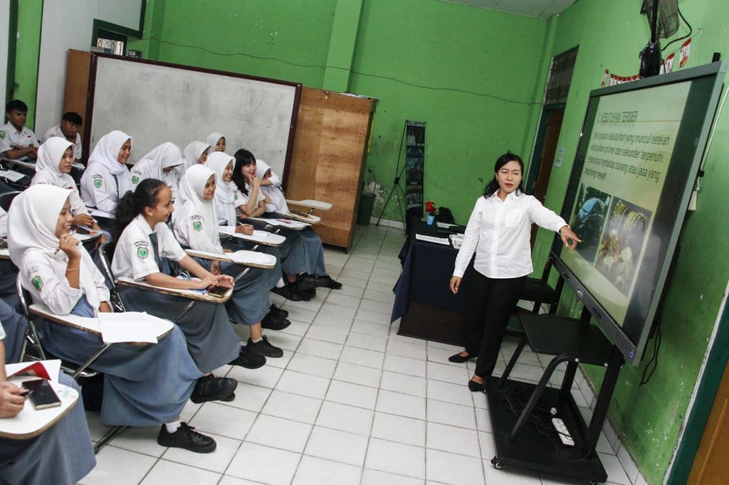 Jumlah bantuan smart board dan telvisi untuk sekolah