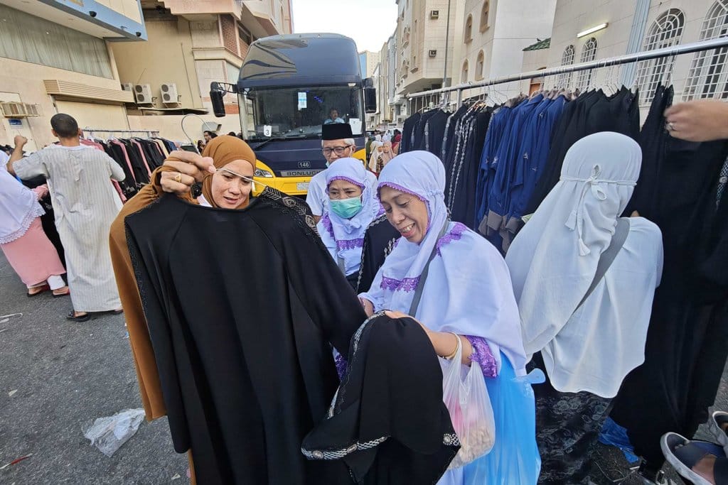 Pasar kaget di kompleks hotel jamaah calon haji Indonesia